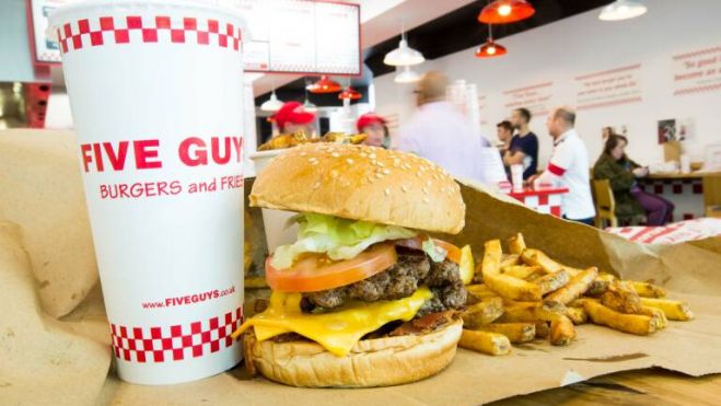Una de las hamburguesas personalizables de Five Guys Una de las hamburguesas personalizables de Five Guys