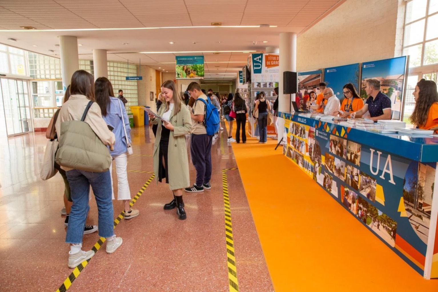 Estudiantes en un ciclo de coloquios en la Univesidad de Alicante