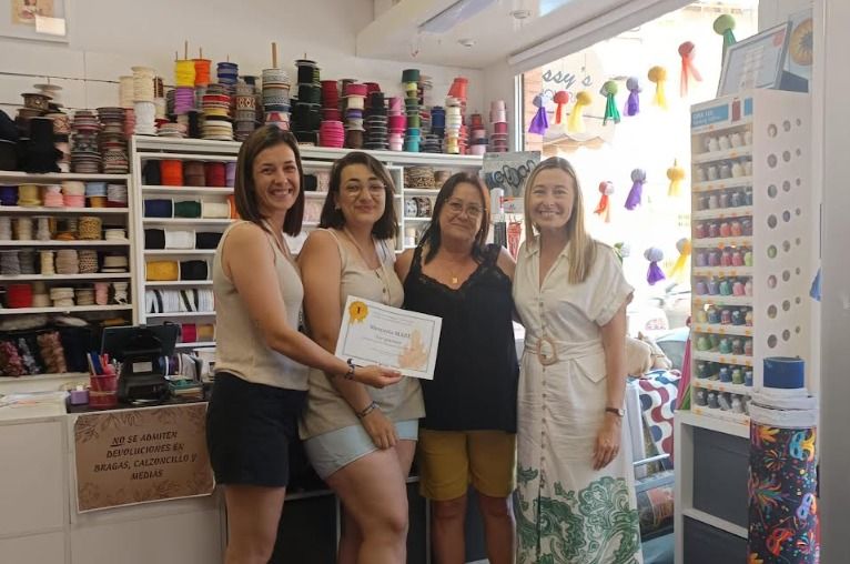 Mercería Mabe recibe el primer premio de los Escaparates de las Hogueras 2025