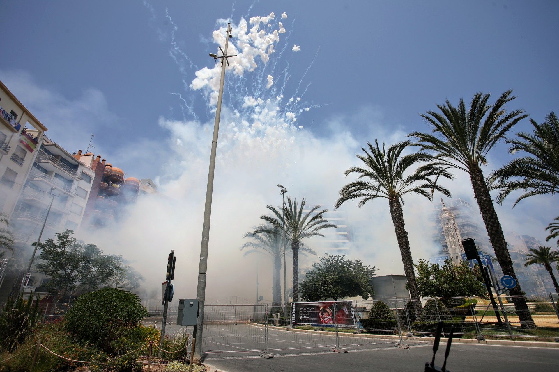 Mascletà en la Plaza de los Luceros en Alicante