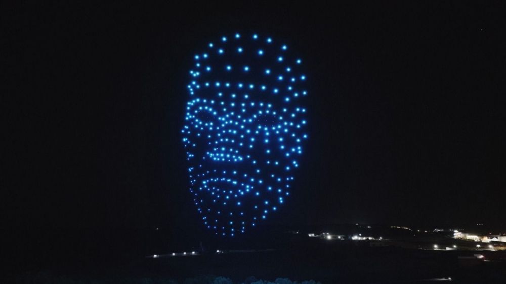 Espectáculo de drones luminisos en el cielo Espectáculo de drones luminisos en el cielo