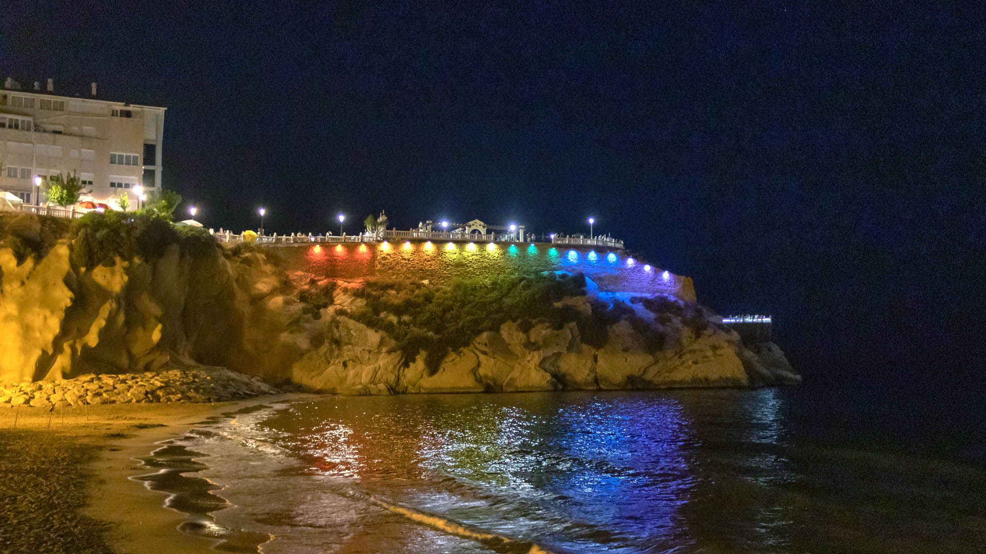 Castell de Benidorm il·luminat amb els colors de la bandera LGTBIQ+