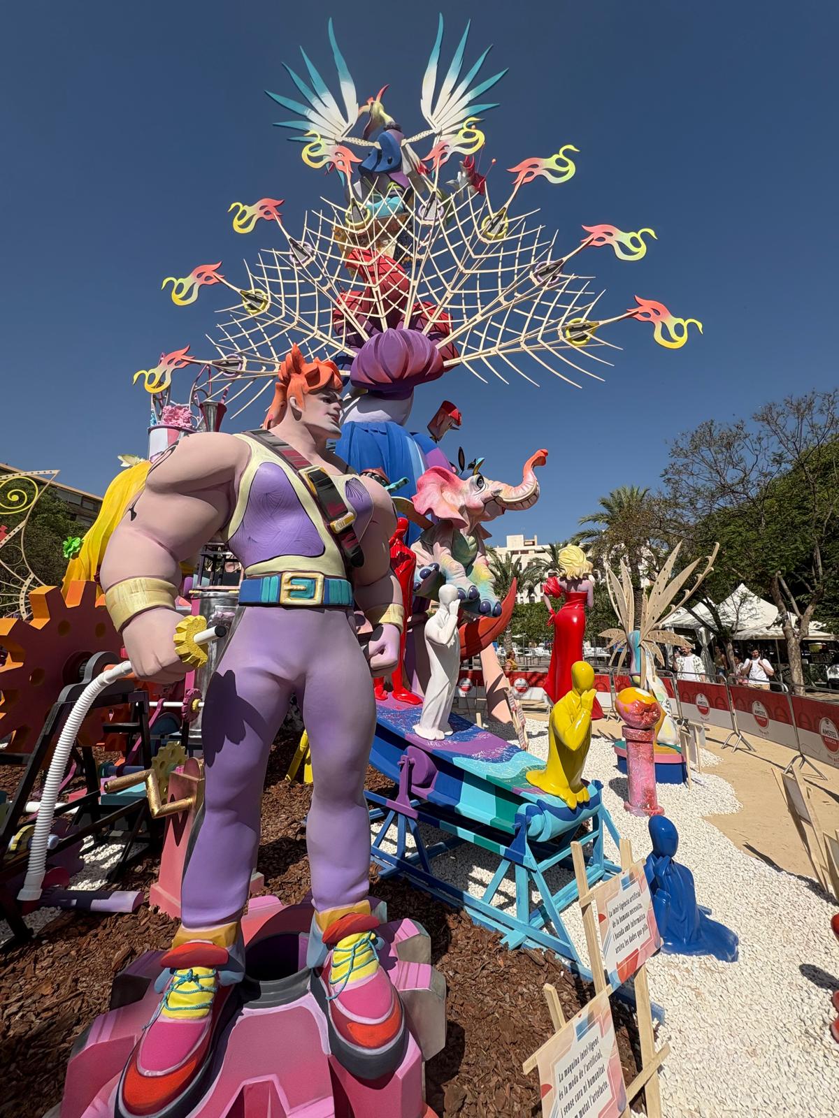 Detalles de la Hoguera Florida Plaza la Viña 2025
