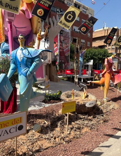 Detalles de las figuras sobrela DANA en la hoguera Florida Portazgo 2025 Detalles de las figuras sobrela DANA en la hoguera Florida Portazgo 2025