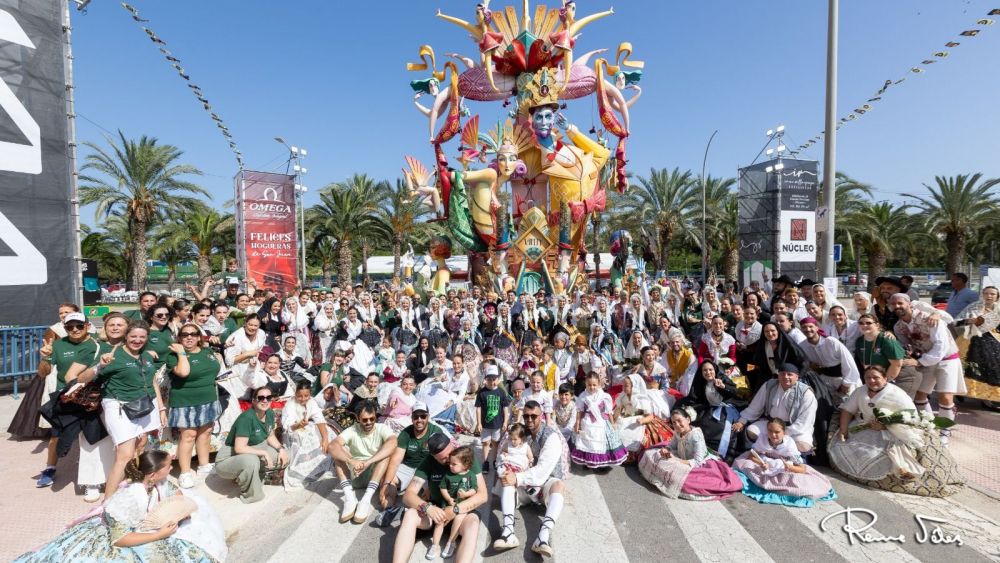 La comisión Baver-Els Antigons celebra el primer premio en categoría Especial (Foto: Reme Vélez). La comisión Baver-Els Antigons celebra el primer premio en categoría Especial (Foto: Reme Vélez).