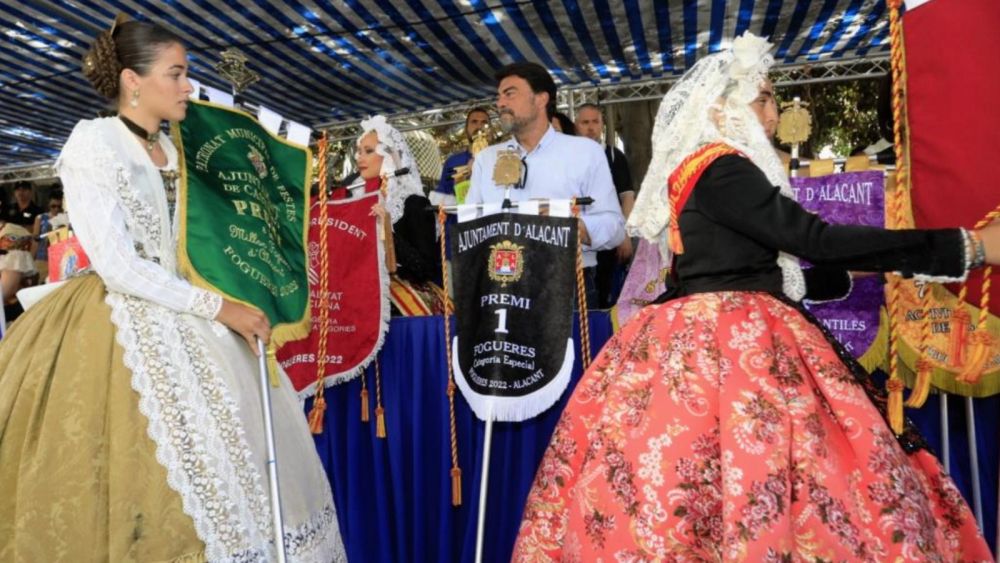 Luis Barcala entrega los banderines a las comisiones premiadas en un imagen de archivo Luis Barcala entrega los banderines a las comisiones premiadas en un imagen de archivo