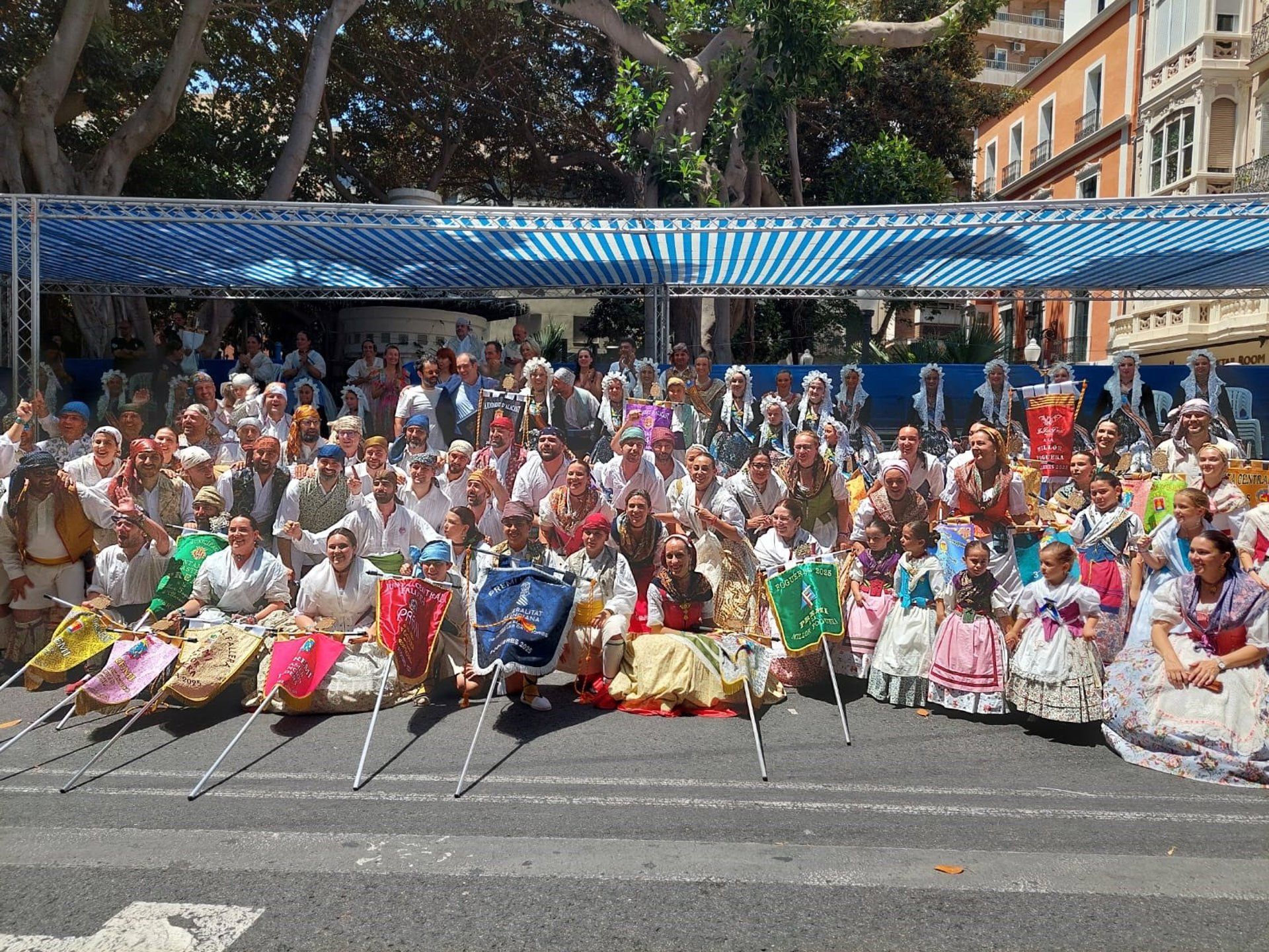 Entrega de banderines de las Hogueras 2025