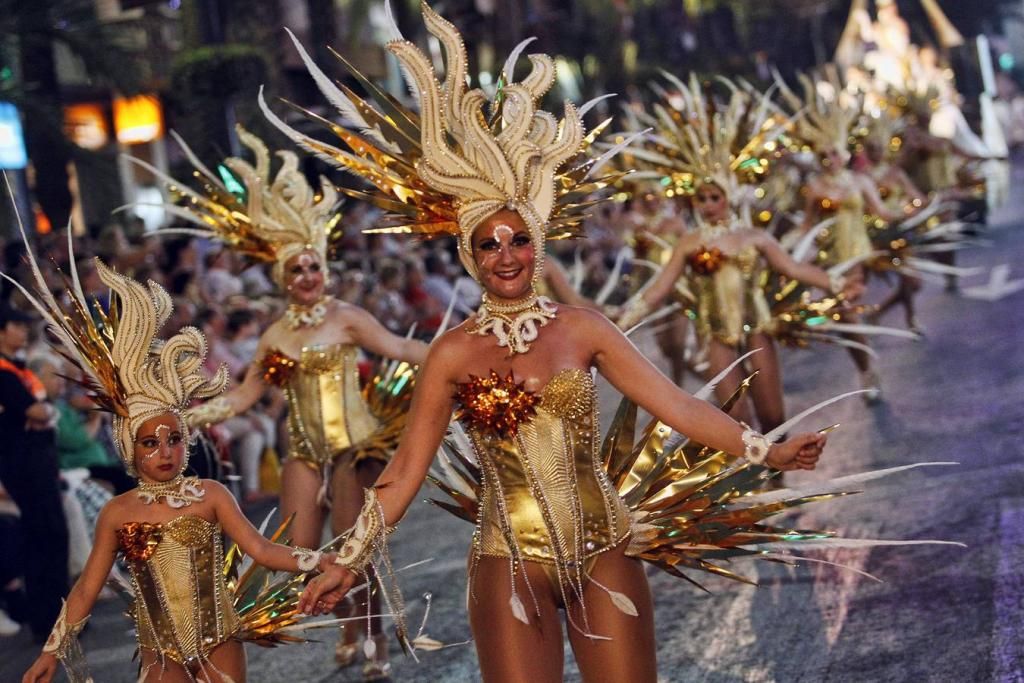 Desfile folclórico internacional de las Hogueras de Alicante