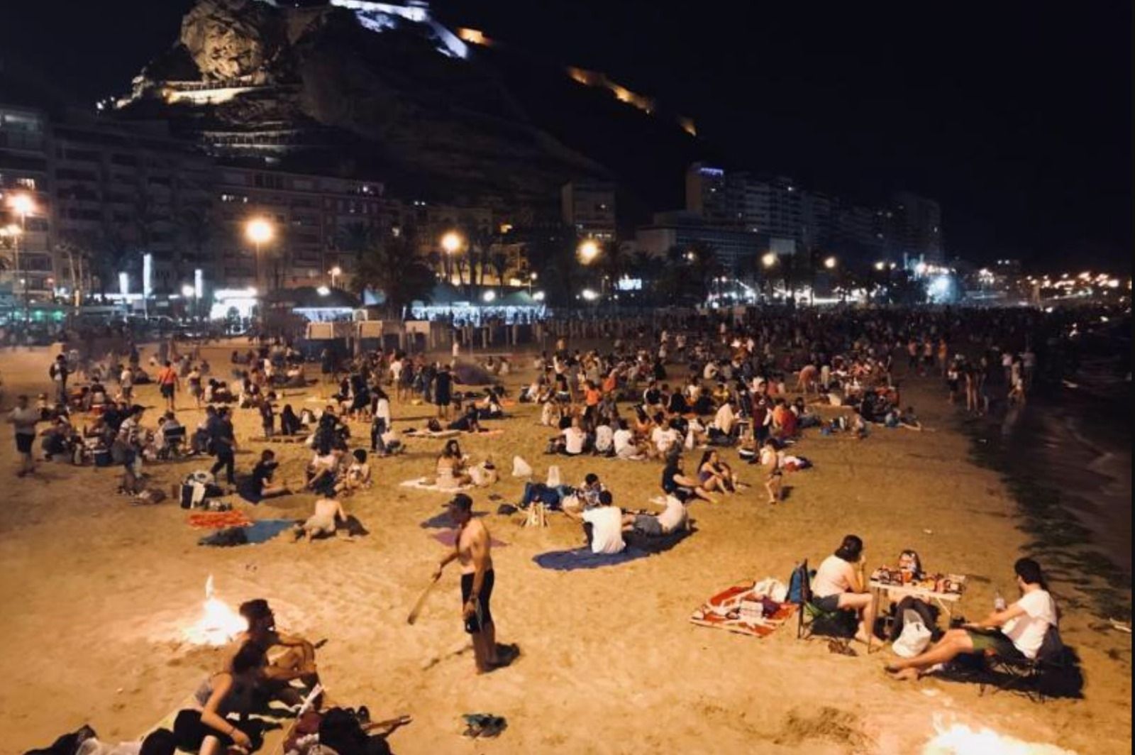 Hogueras en la playa de El Postiguet de Alicante en la noche de San Juan
