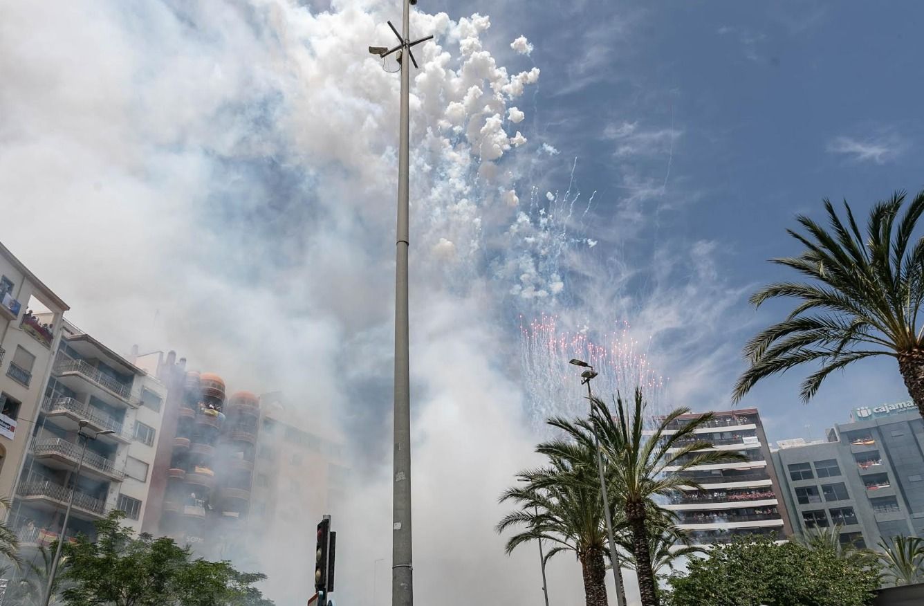 Cohetes aéreos en la sexta mascletà de Luceros de las Hogueras 2025