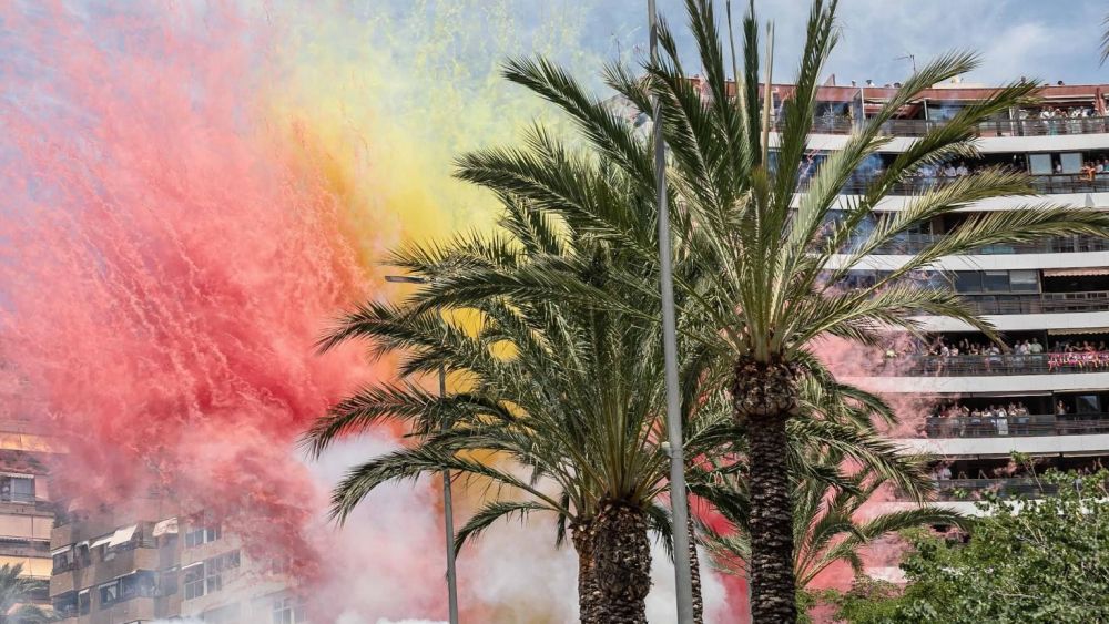 Humo con los colores de España en la mascletà de este lunes en Luceros