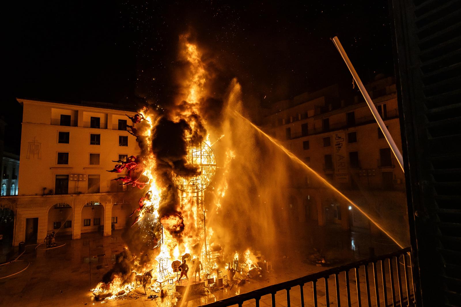 Cremà de la Hoguera Oficial 2025 (Foto: Reme Vélez)