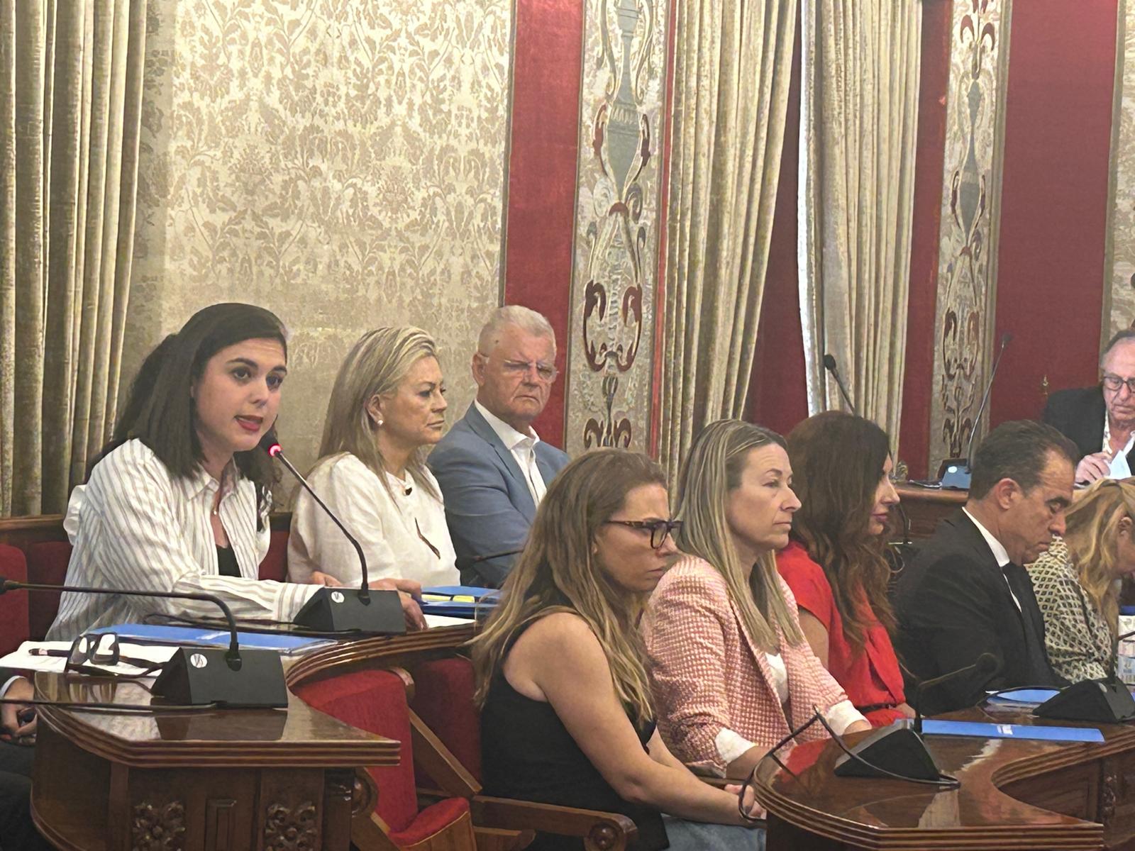 La nueva concejala de Hacienda, Nayma Beldjilali, defiende en Plan Financiero de Alicante