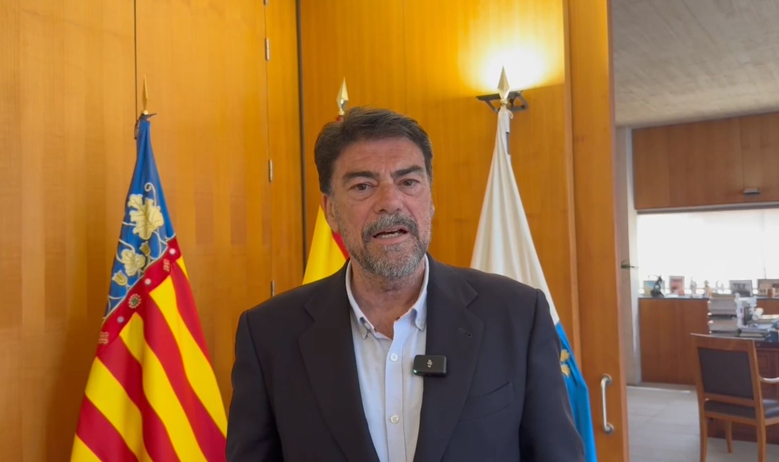Luis Barcala durant la seua intervenció per a valorar l'opa del BBVA al Sabadell