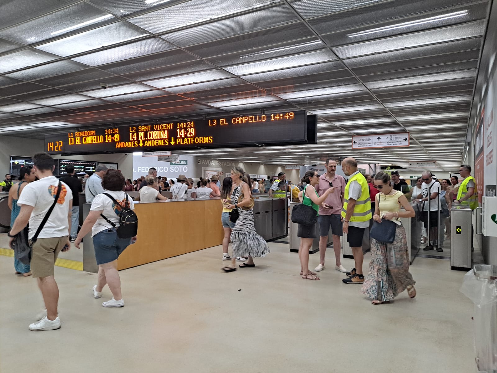 Decenas de personas utilizan la estación del TRAM de Luceros