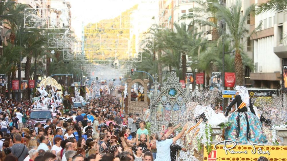 Coso Multicolor de 2023 en el centro de Alicante Coso Multicolor de 2023 en el centro de Alicante