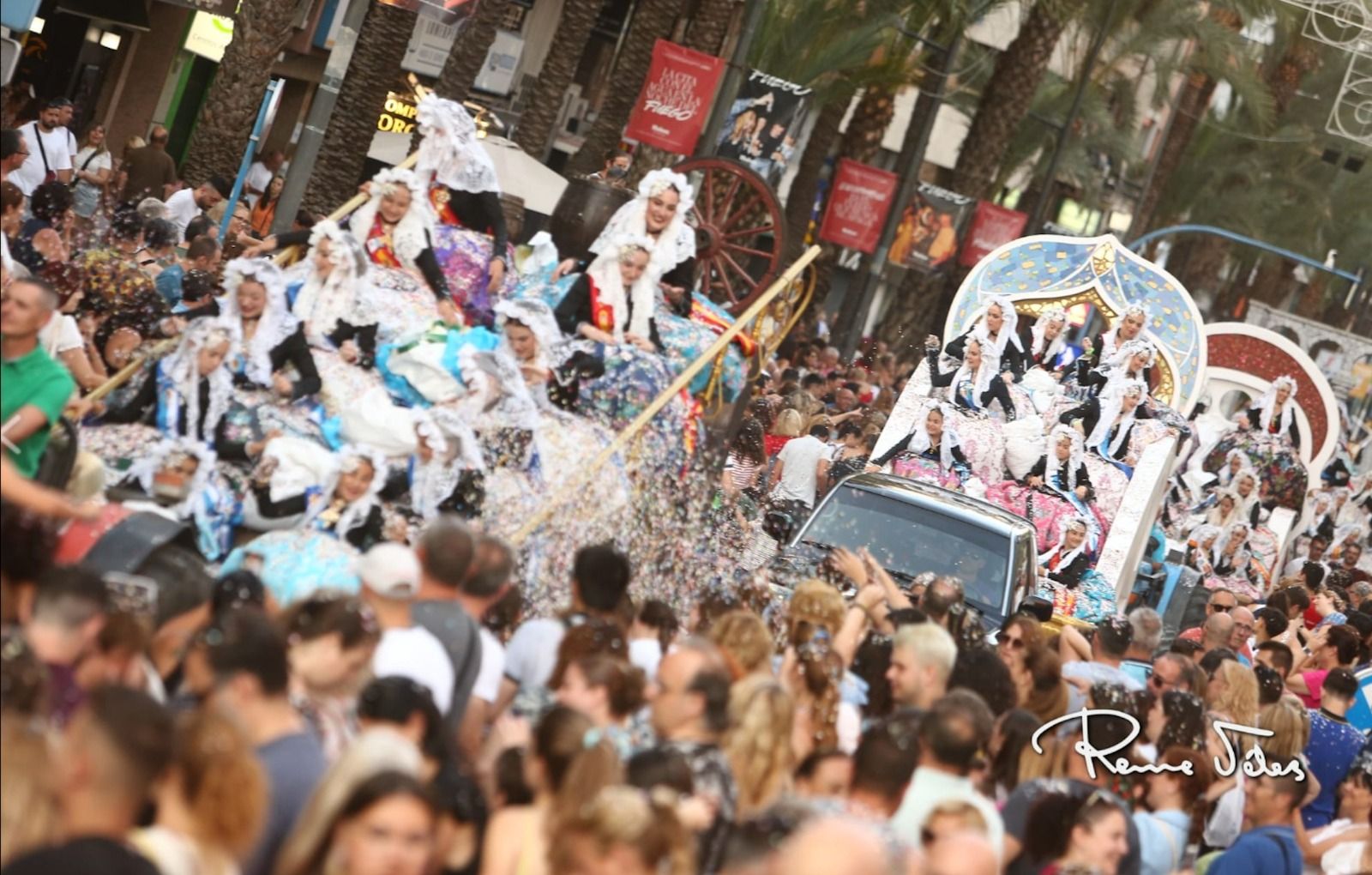 Desfile del Coso Multicolor de las hogueras de Alicante (Foto: Reme Vélez)