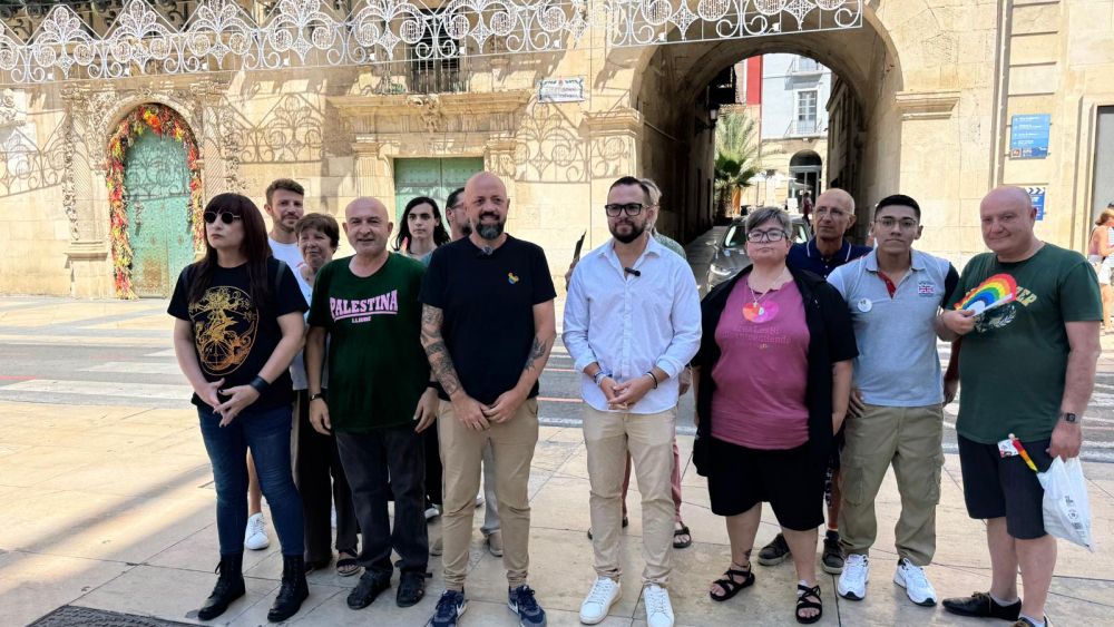 El plante de los grupos progresistas al Día del Orgullo frente al Ayuntamiento El plante de los grupos progresistas al Día del Orgullo frente al Ayuntamiento