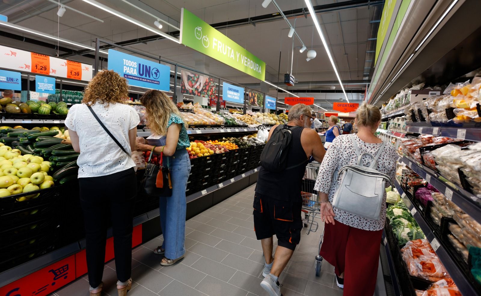 Diverses persones compren en un supermercat a Alacant