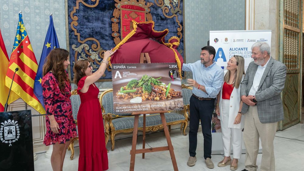 El acalde y las concejalas de Turismo y Comercio desvelan en nuevo sello de Correos
