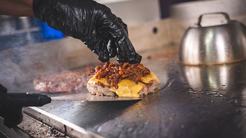 Elaboración de una hamburguesa en una food truck de The Champions Burger Elaboración de una hamburguesa en una food truck de The Champions Burger