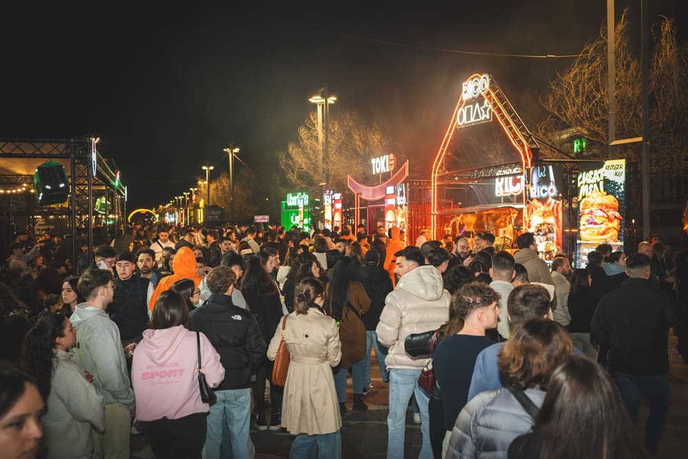 Diverses persones fan cua en els food trucks de The Champions Burger