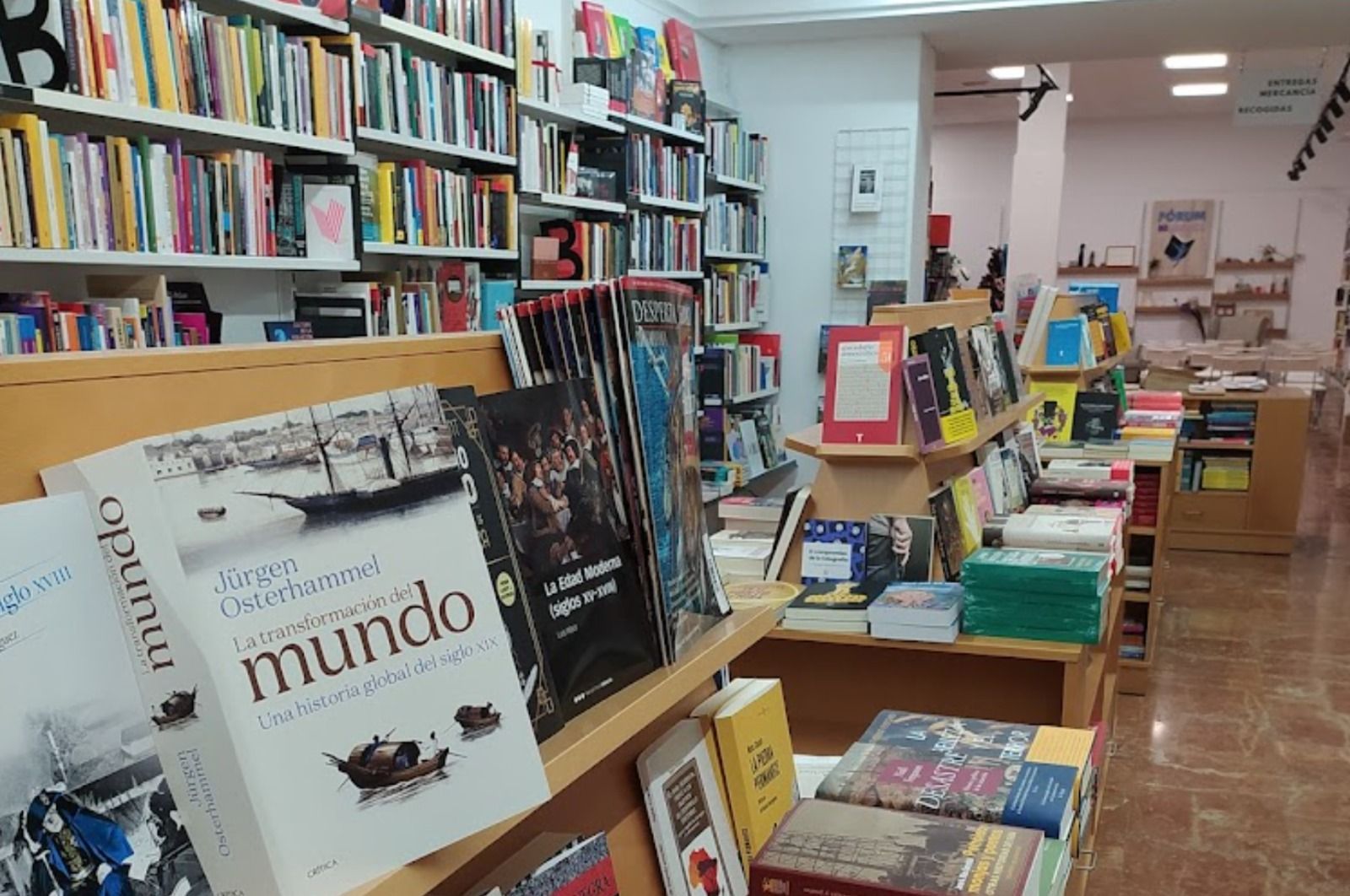 Interior de la Librería 80 Mundos en Alicante (Foto: JM Vintró)