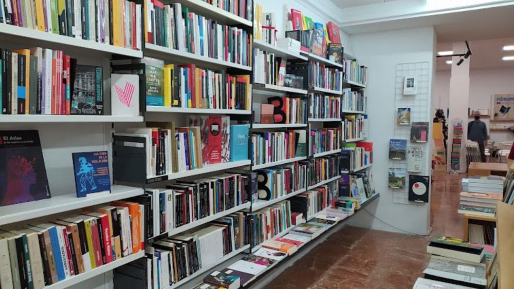 Estantería llena de libros en el local de 80 Mundos en Alicante Estantería llena de libros en el local de 80 Mundos en Alicante