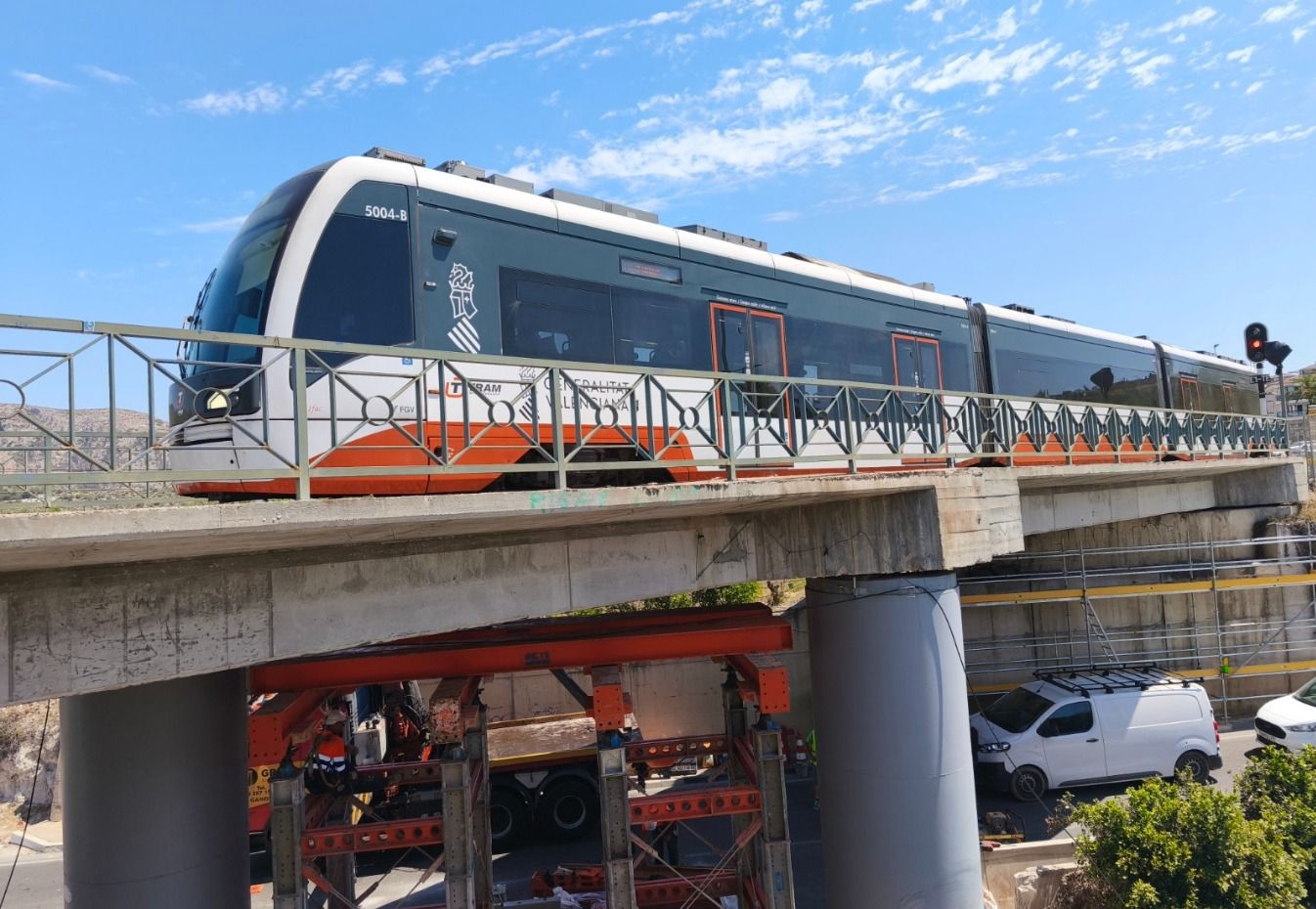 Línea 9 del TRAM d'Alacant a su paso por el viaducto de Teulada