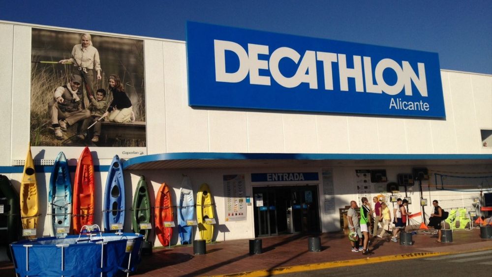 Fachada de la tienda Decathlon en Alicante Fachada de la tienda Decathlon en Alicante