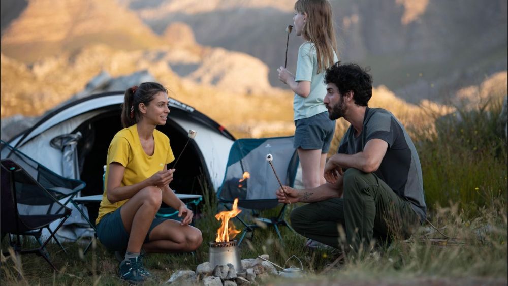 Una familia de acampada en la montaña con una tienda de campaña 2 seconds Una familia de acampada en la montaña con una tienda de campaña 2 seconds