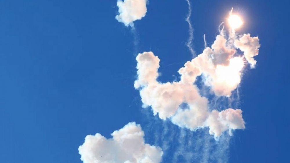 El humo de una mascletà en el cielo de Alicante