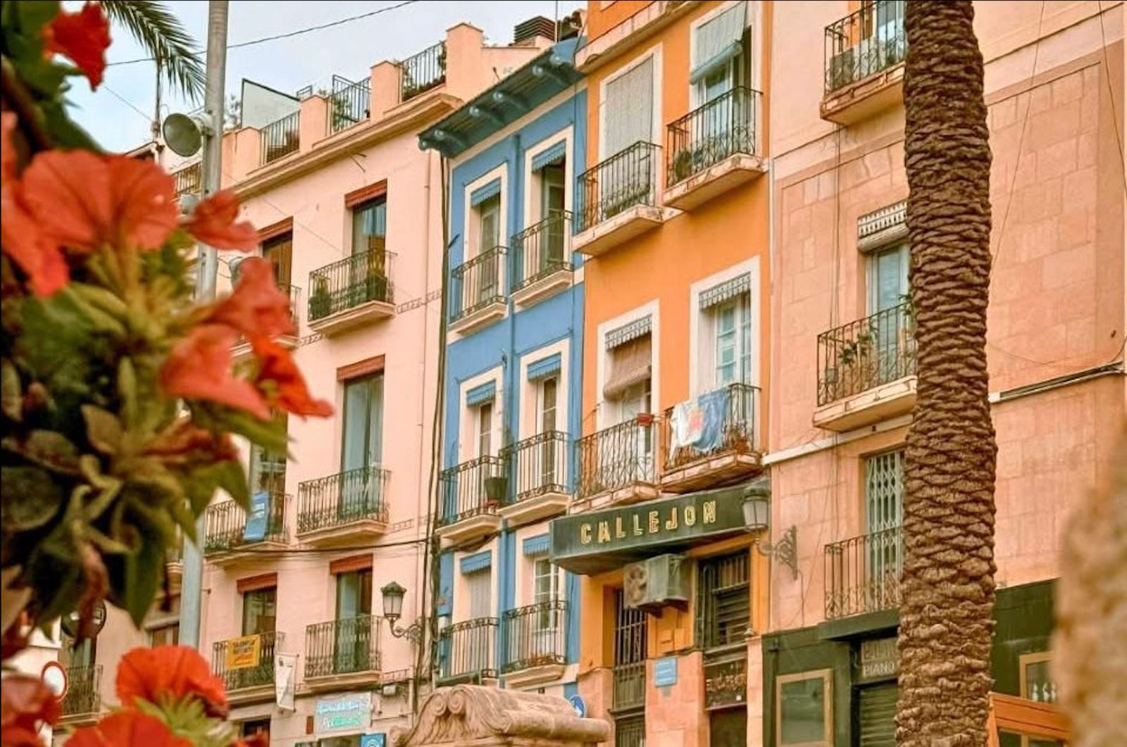Bloques de viviendas de la plaza Quijano en el casco histórico de Alicante