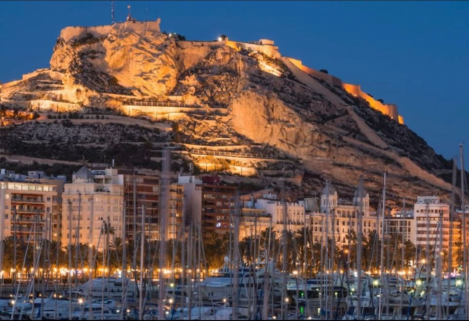 Postal del Castell de Santa Bàrbara des del Port d'Alacant