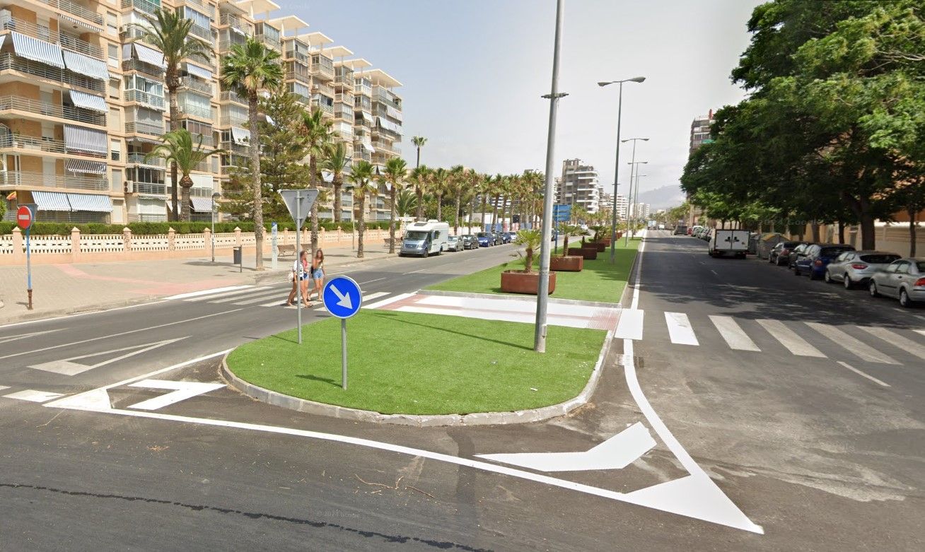 Avenida de la Costa Blanca entre la plaza de la Coruña y el barrio del PAU 5