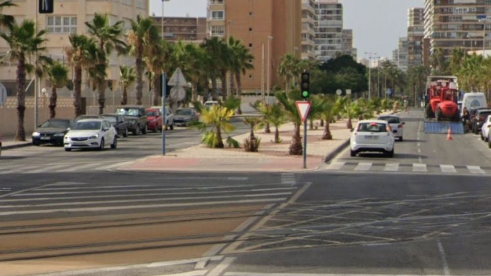 Cruce de las vías del tranvía en la avenida de la Costa Blanca antes de la transformación Cruce de las vías del tranvía en la avenida de la Costa Blanca antes de la transformación
