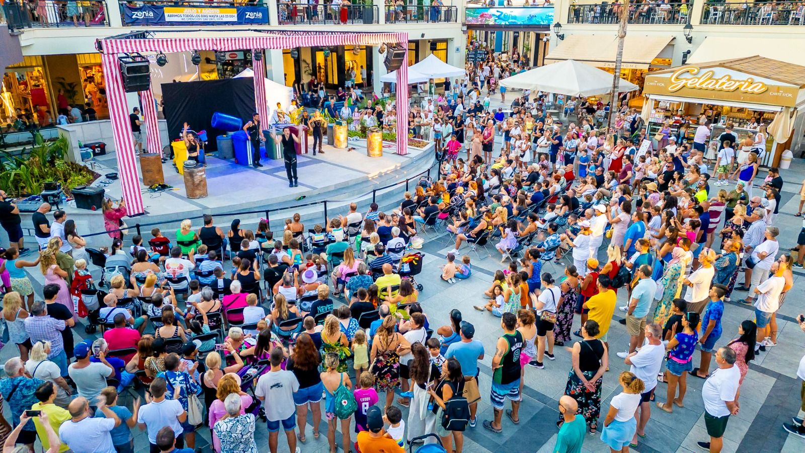 Espectacle d'animació en l'escenari central de Zenia Boulevard
