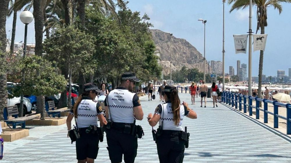 Agentes de la Policía Local de Alicante en el paseo de la Playa de El Postiguet Agentes de la Policía Local de Alicante en el paseo de la Playa de El Postiguet