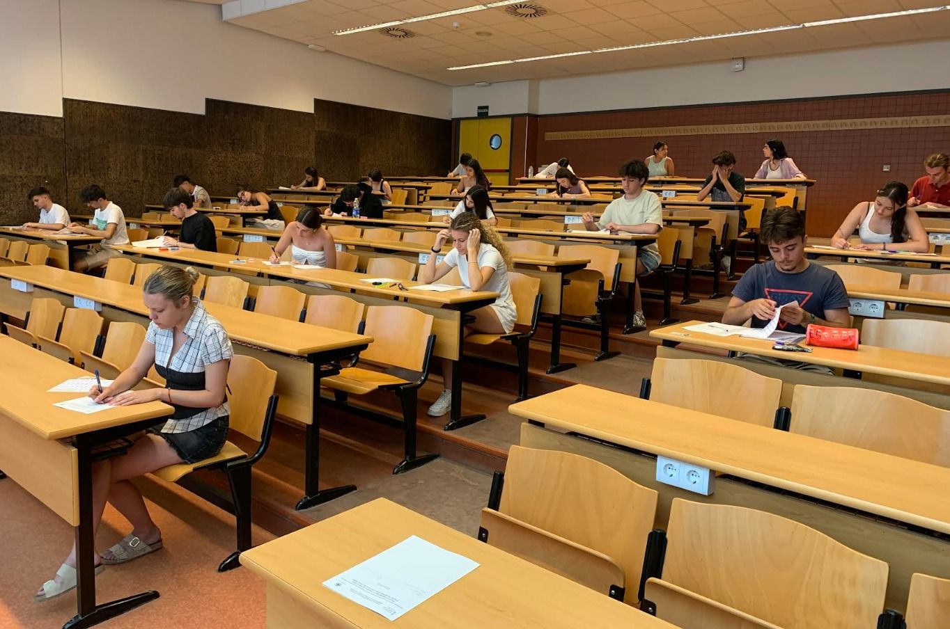 Varios jóvenes realizando el examen de Selectividad (PAU) en la UMH