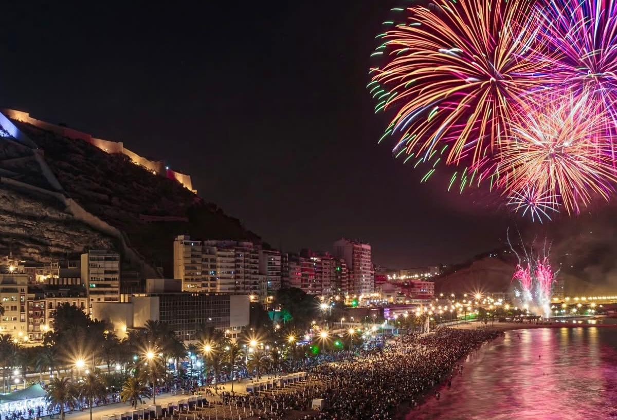 Castillo de Fuegos Artificiales de Alicante desde la playa del Cocó