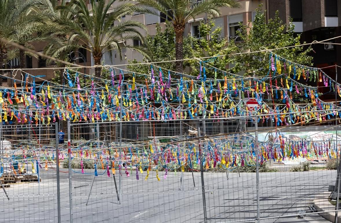 Coets i petards d'una mascletà a Alacant