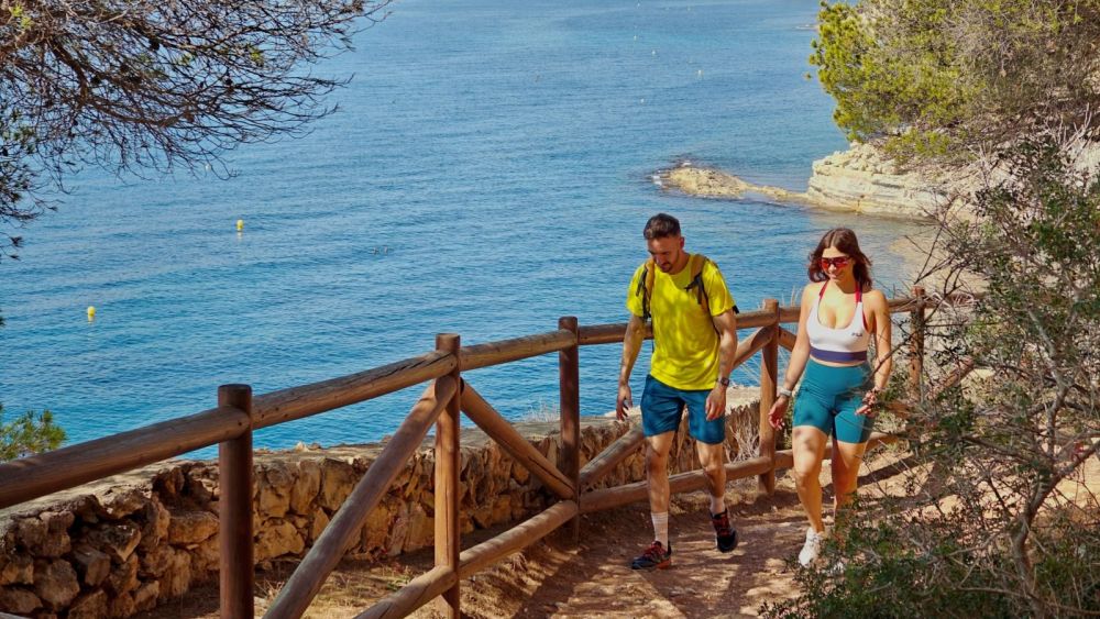 Una pareja pasea por una de las rutas señalizadas en el litoral de Benissa Una pareja pasea por una de las rutas señalizadas en el litoral de Benissa