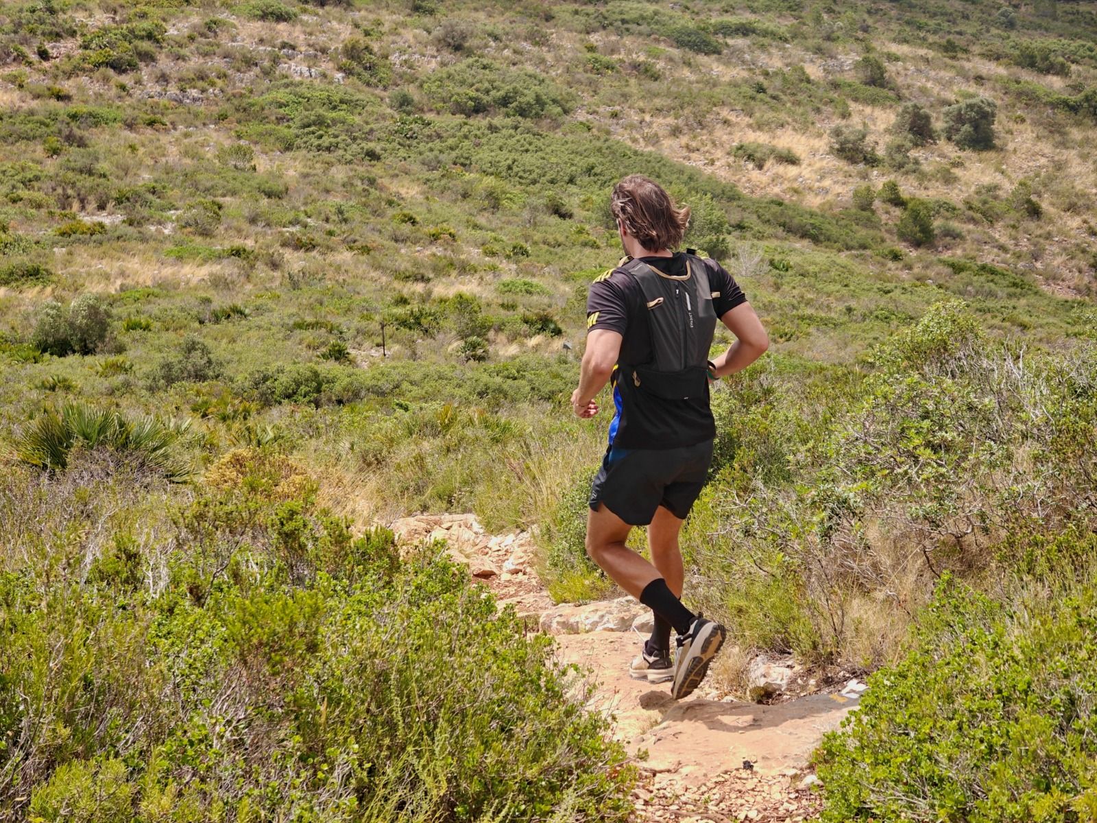 Un hombre realiza una ruta de 'trail running' en Benissa