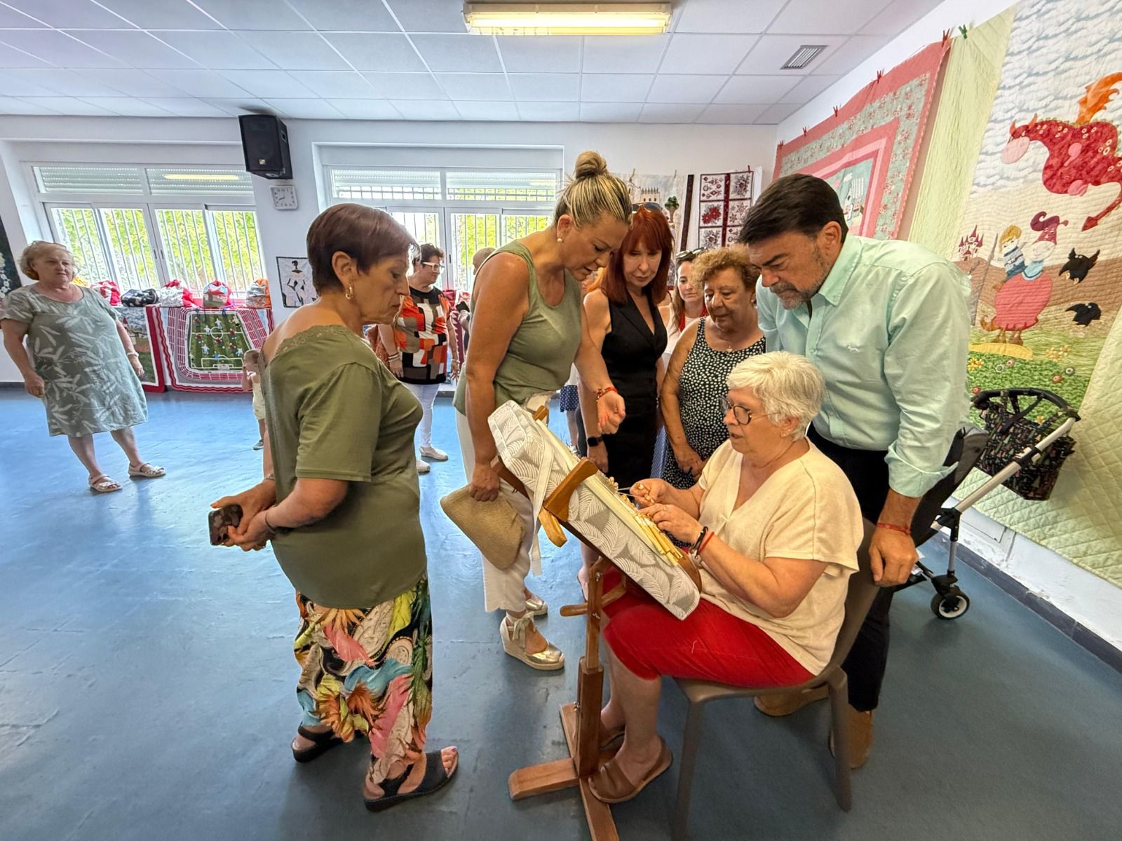 El alcalde Luis Barcala visita los talleres de verano para personas mayores en Alicante