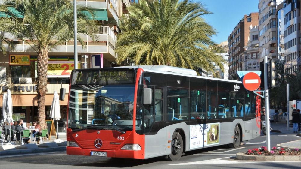 Autobús urbà en Alacant al seu pas per Luceros (Foto: The STB)