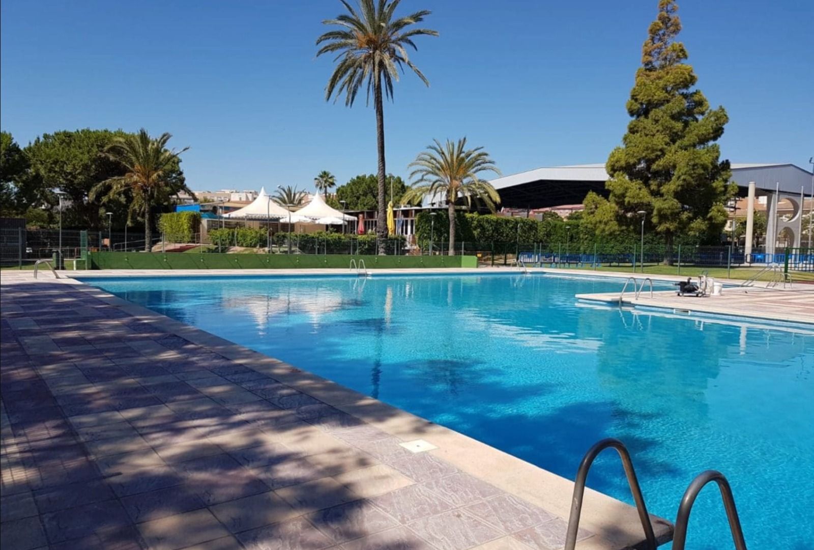 Piscina municipal exterior de San Vicente antes de su cierre
