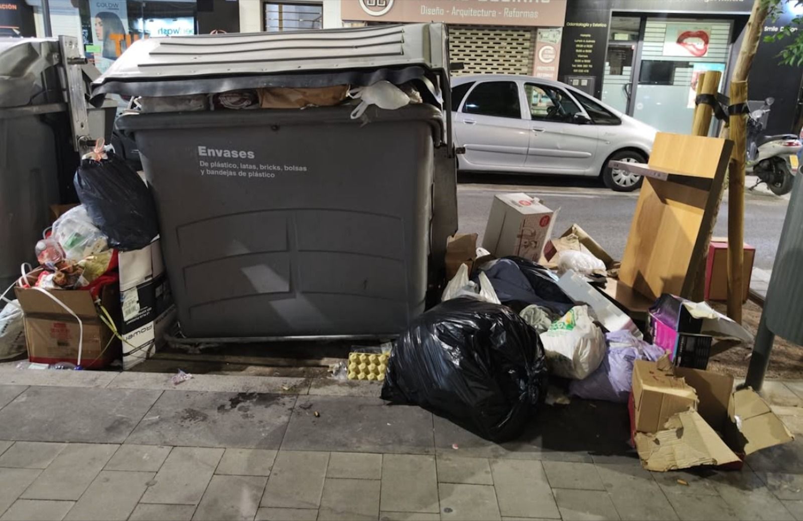 Contenedores de basura sin recoger en Alicante (Foto: Coordinadora Alicante Limpia)