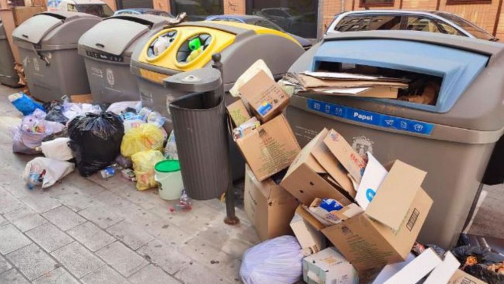 Suciedad acumulada en los contenedores de Alicante los días posteriores a las Hogueras Suciedad acumulada en los contenedores de Alicante los días posteriores a las Hogueras
