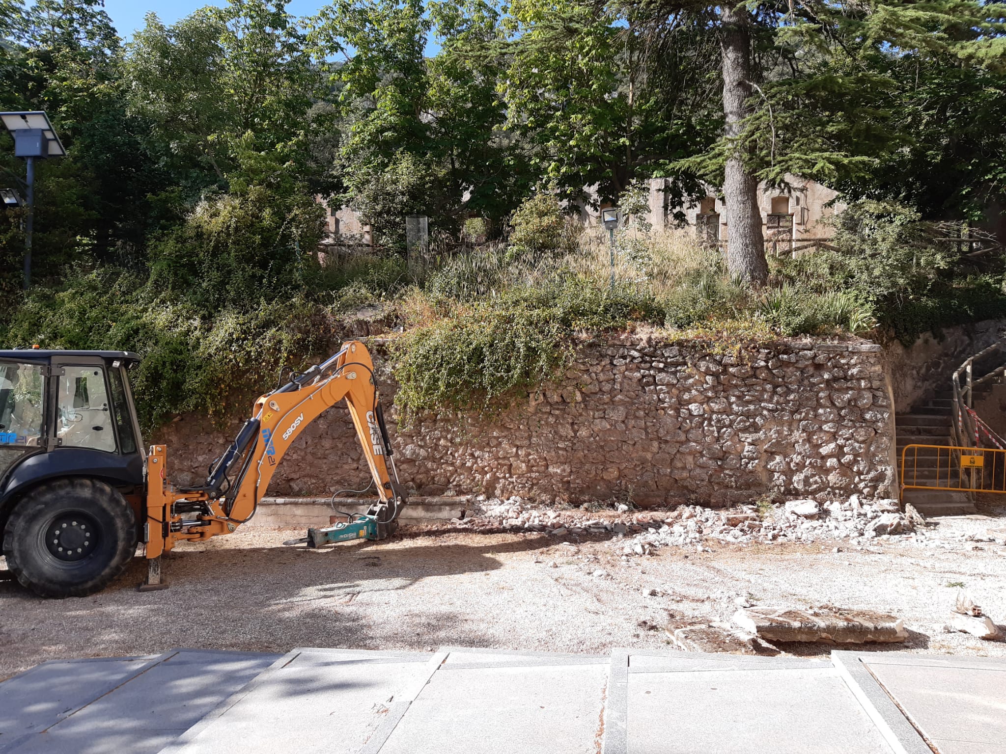 Trabajos de restauración en uno de los muros del Santuario de la Font Roja en Alcoy