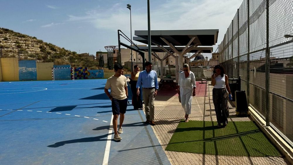 Pati exterior del CEIP Juan Bautista Llorca a Alacant Pati exterior del CEIP Juan Bautista Llorca a Alacant